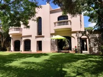 Magnifique villa avec piscine et grand jardin arboré