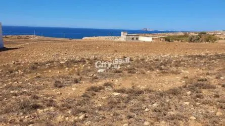ارض للبيع توجد في موقع إستراتيجي تطل على البحر قرب La plage Rouge