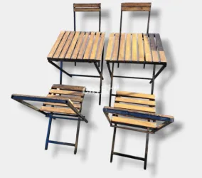 طاولات وكراسي قابلة للطي مصنوعة من الحديد و الخشب