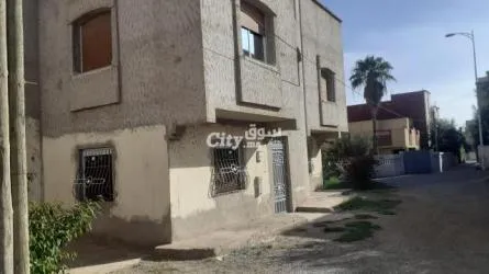 منزل بحديقة ومرآب سيارة و 2فصاد