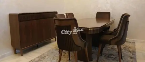 طاولة أكل مع خزانة جانبية